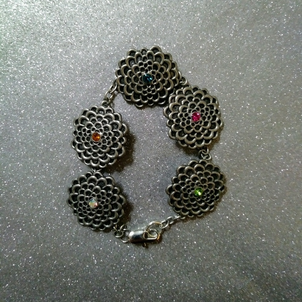 NWOT Flower & Rhinestone Pendant Bracelet